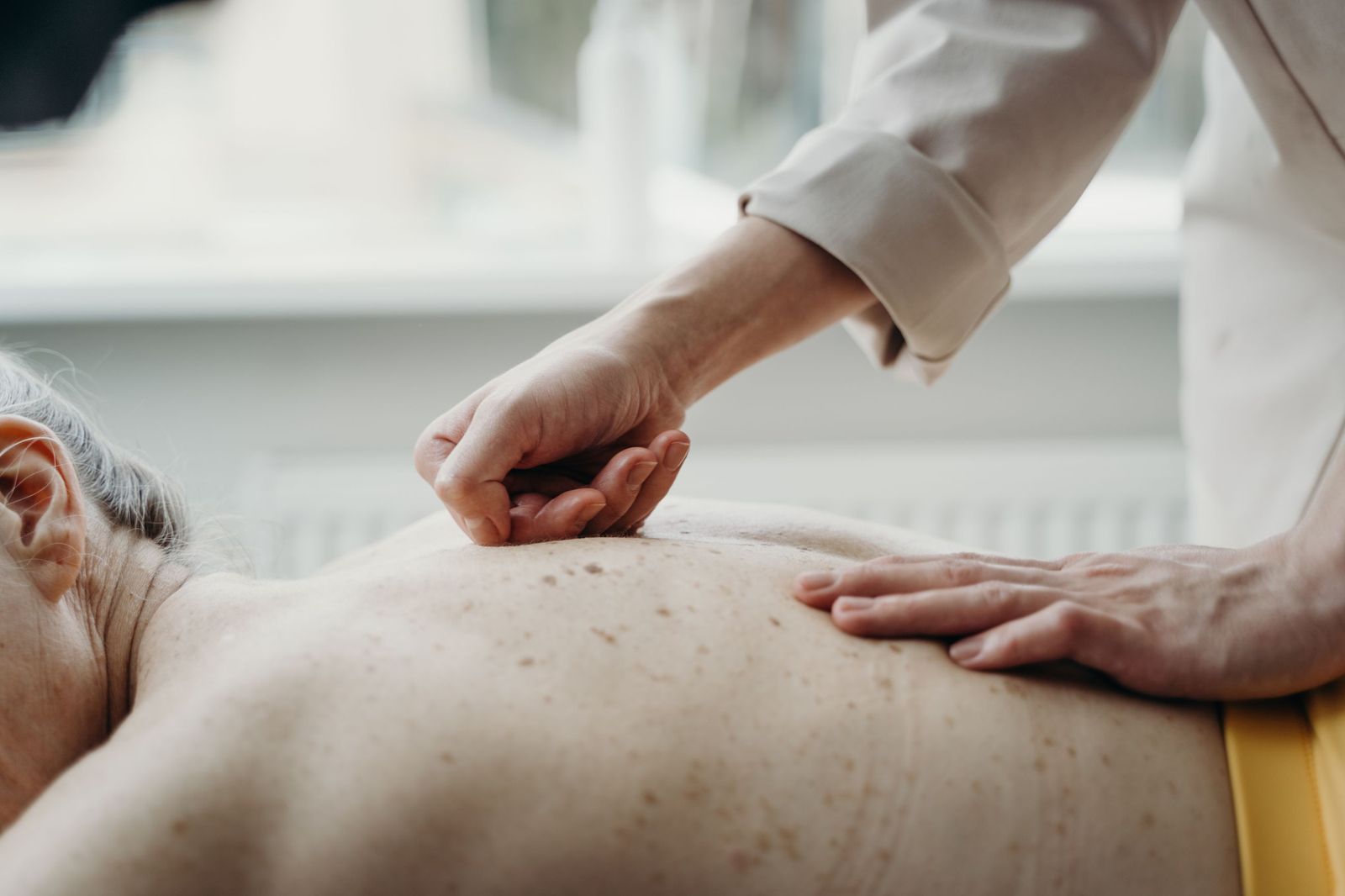 Hands-on myofascial treatment, close-up / 筋膜手法治療